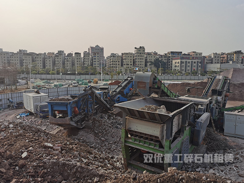 郑州履带站厂家 流动作业的破碎机现场 矿山碎石机